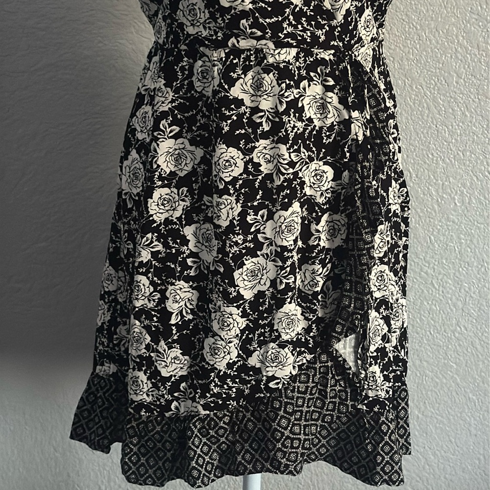 Lily Rose Black and White Floral Dress - Picture 3 of 7